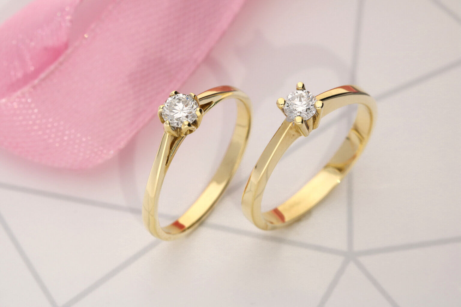 Jak określić rozmiar pierścionka zaręczynowego?